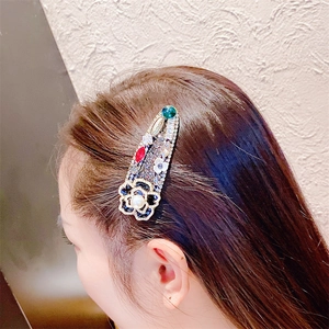 Pince à cheveux camélia baroque vintage avec perles et strass colorés sur cheveux