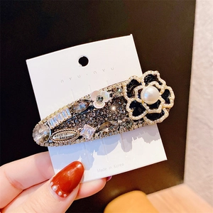 Pince à cheveux camélia baroque vintage avec strass brillants et perles sur pétales