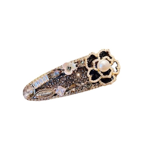 Barrette camélia baroque avec strass gris, perles et breloque gravée Love is Forever
