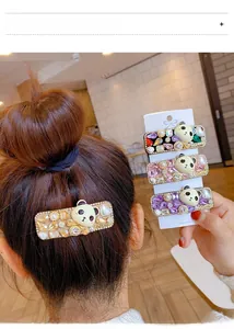 Vue détaillée de barrettes panda avec strass en violet, rose et noir élégant