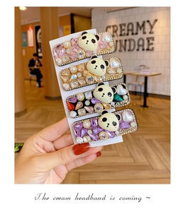 Lot de quatre barrettes rectangulaires colorées avec perles, strass et breloques panda