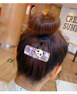 Détail de la pince à cheveux en cristal violet avec perles et motif de panda
