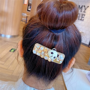 Barrette à cheveux ours baroque carrée avec strass et perles sur un chignon haut