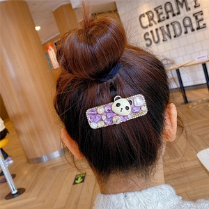 Baroque pince à cheveux ours avec cristaux violets et perles sur un chignon