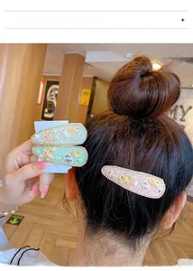 Dettaglio di fermagli per capelli in stile Boho con perle e conchiglie su una modella