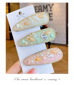 Dettaglio di fermagli per capelli con conchiglie e perle e strass stile boho