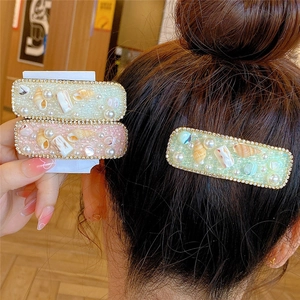 Fermaglio boho con fiori di conchiglia, perle e glitter in stile marino elegante
