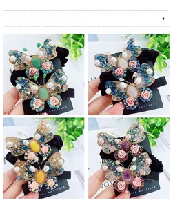 Vue détaillée de pinces à cheveux papillon faites main avec perles colorées