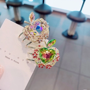 Mini pinzas para el cabello de manzana con cristales de corazón y detalles de flores