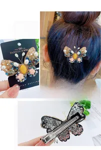 Détails d'une pince à cheveux papillon avec perles et petits ornements de fleurs