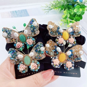 Pince à cheveux papillon style baroque avec pierres colorées, perles et roses