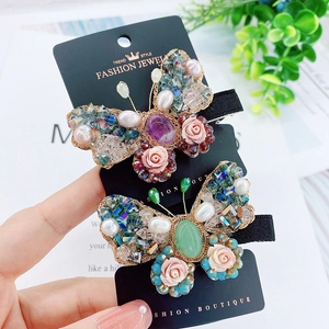 Barrettes à cheveux papillon baroques fait main avec perles colorées et nacres blanches