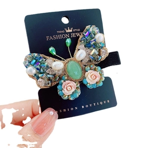 Barrette papillon baroque avec pierres bleues, perles et roses en résine fait main