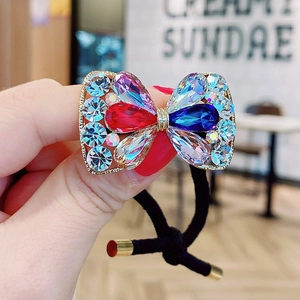 Gros plan sur l'élastique à cheveux nœud avec cristaux colorés et strass brillants