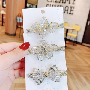 Dreiteiliges goldenes Haarspangen-Set mit funkelnden Strasssteinen und Schmetterlingsblumen