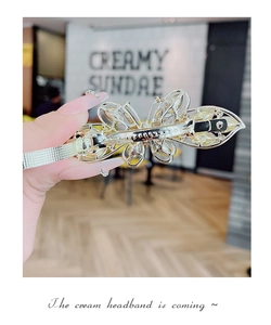 Détail du mécanisme de la pince papillon en métal avec cristaux et strass brillants