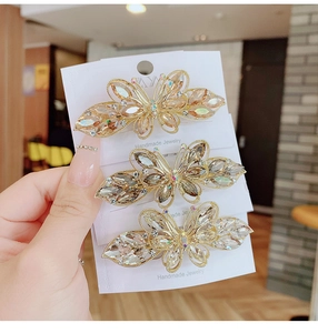 Vue détaillée de trois barrettes papillon faites à la main avec cristaux brillants