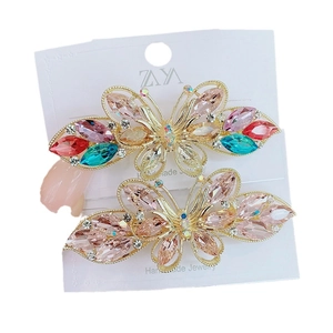 Ensemble de barrettes papillon dorées ornées de cristaux et strass colorés étincelants