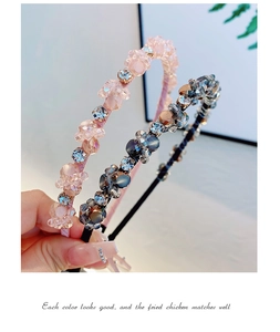 Détail du serre-tête rose et gris foncé avec perles de cristal et strass brillants
