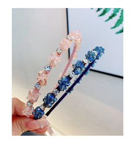 Gros plan de serre-têtes en cristal rose et bleu avec des perles de fleurs en strass