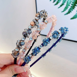 Serre-têtes élégants en perles de cristal floral en gris, rose tendre et bleu saphir