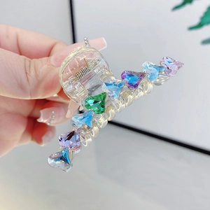 Pinza per capelli colorata con cristalli a forma di cuore e strass stile dopamina