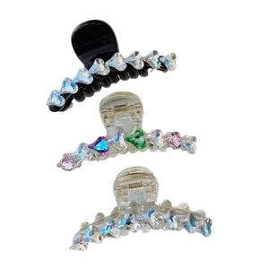Tre pinze per capelli in acrilico con strass a forma di cuore colorati