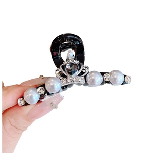 Pince à cheveux noire élégante avec couronne, perles, strass et pierre en forme de cœur