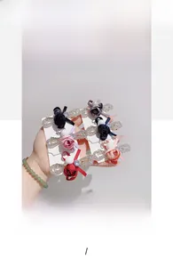 Vue détaillée des barrettes à fleurs en strass avec perles élégantes et nœuds en ruban de soie