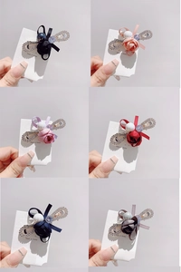 Détail de pinces à cheveux en satin faites main avec cristaux et perles en six couleurs