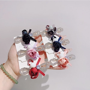 Gros plan détaillé de barrettes à fleurs de rose faites main avec perles et rubans colorés