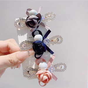 Lot de 3 barrettes à cheveux avec roses en satin, perles et nœuds sur fond gris clair