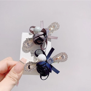 Barrettes à fleurs élégantes avec perles et strass en bleu marine et gris violet