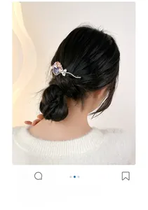Vue détaillée d'une pince à cheveux opale lavande avec perles et fleurs sur cheveux