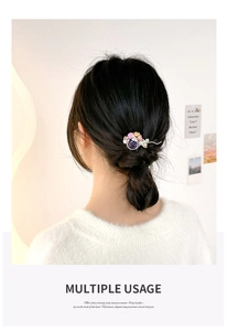 Barrette tulipe violette élégante avec fleurs en résine et perles sur un chignon bas