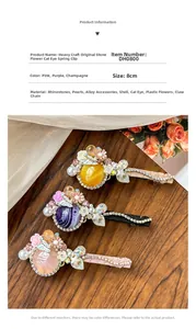 Détail de barrettes à fleurs en opale avec strass et perles sur fond satiné