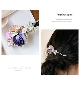 Détails d'une pince à cheveux à fleurs et perles avec agate violette et ornements cristal