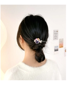 Barrette florale baroque avec opale et perles portée pour un look vintage très élégant