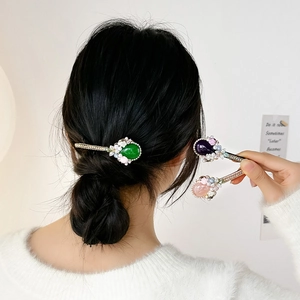 Elegant emerald and pearl hair clip with sparkling rhinestones in a baroque floral style