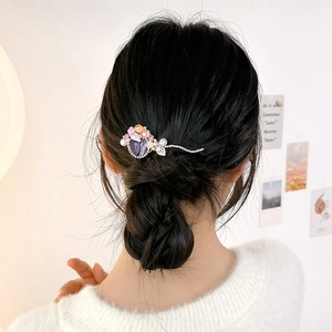 Barrette baroque œil de chat avec perles et glands en strass sur cheveux