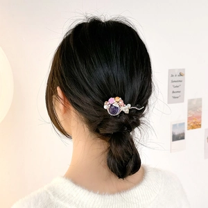 Pince à cheveux élégante en pierre d'œil de chat et perles portée par un mannequin