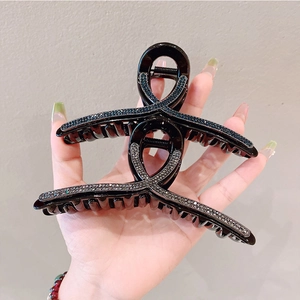 Elegante pinza per capelli nera grande con strass blu e argento per donne