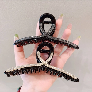 Grandi mollette per capelli nere con strass brillanti e design a incrocio chic