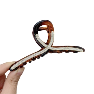 Elegante pinza per capelli grande in resina ambra con strass scintillanti e design a torsione