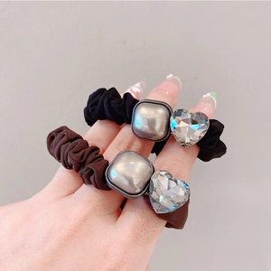 Chouchous élastiques à fleurs en noir et marron avec breloques cœur et carrées