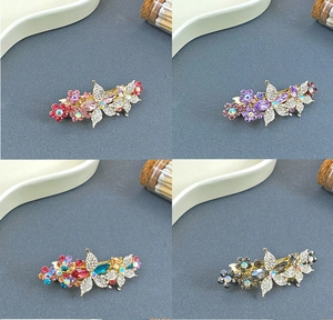 Vue détaillée de barrettes élégantes avec fleurs et papillons en strass en quatre couleurs