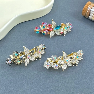 Gros plan détaillé de barrettes à strass étincelants en forme de fleurs et de feuilles