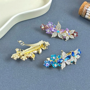 Détails des barrettes à strass fleuries avec vue sur le clip à ressort robuste