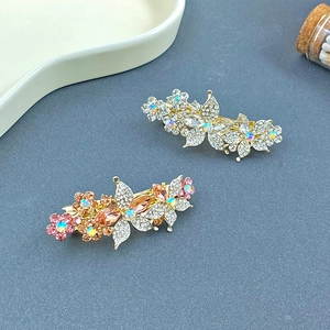 Vue détaillée de barrettes à cheveux fleurs serties de strass brillants et alliage doré