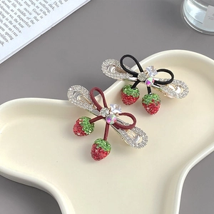 Barrettes à nœud en strass avec pendentifs fraises en noir et bordeaux élégant